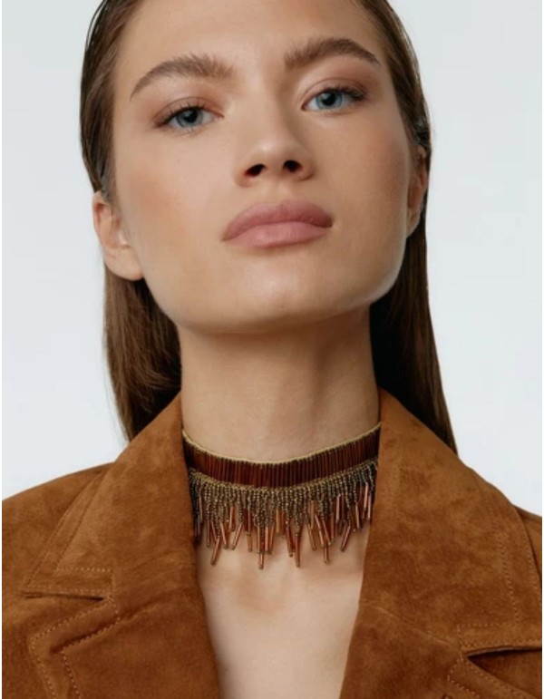 Choker de hilo metalizado y resinas de color dorado con nudo corredizo