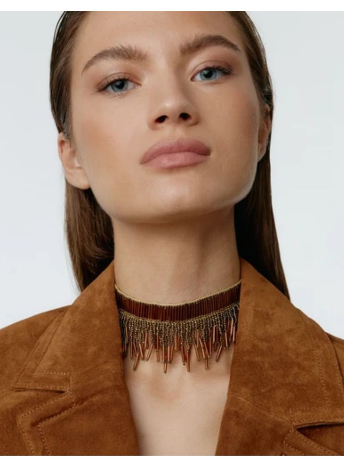 Choker de hilo metalizado y resinas de color dorado con nudo corredizo