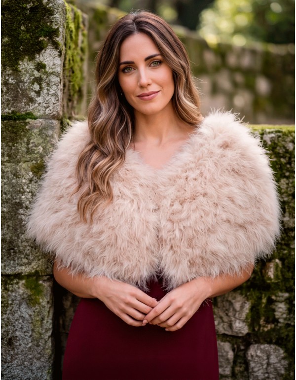 Capa de plumas de avestruz beige teñida artesanalmente