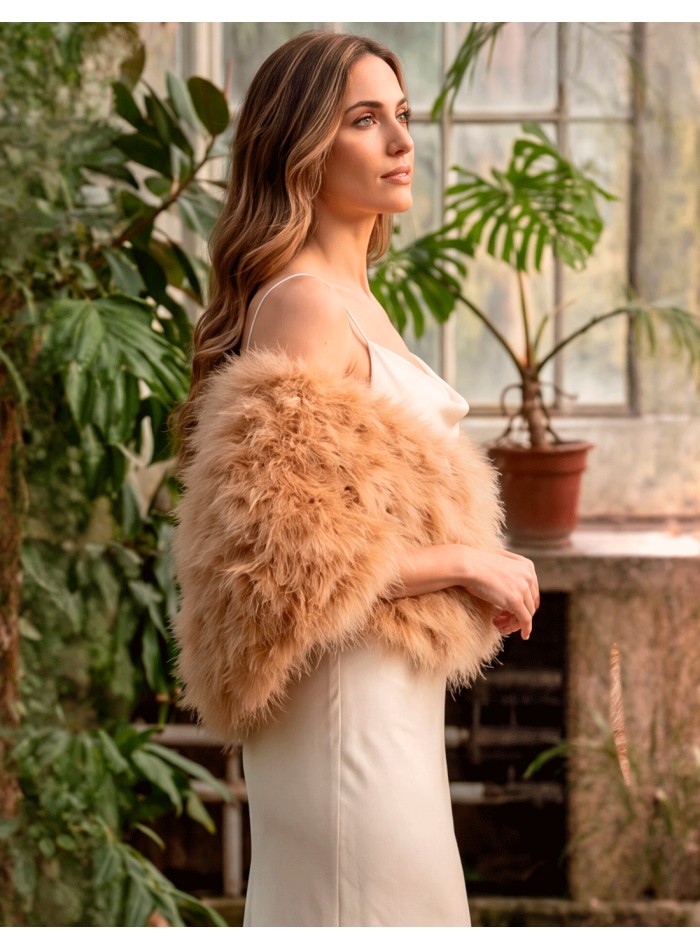 Estola de plumas camel artesanal para vestidos y looks de otoño e invierno