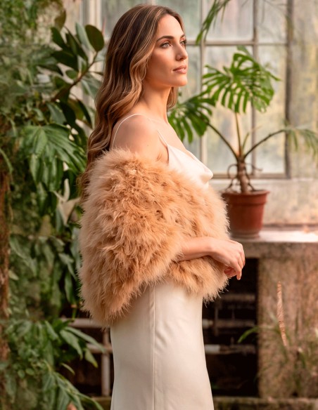 Estola de plumas camel artesanal para vestidos y looks de otoño e invierno