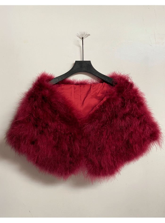 Estola de plumas granate artesanal para vestidos de fiesta y looks elegantes