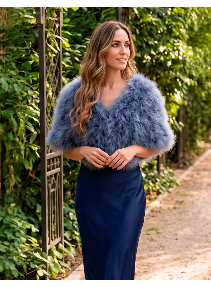 estola de plumas azul vaquero es una alternativa diferente a los tonos clásicos para completar un estilismo y aportar volumen