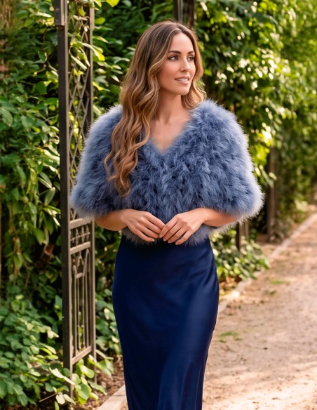 estola de plumas azul vaquero es una alternativa diferente a los tonos clásicos para completar un estilismo y aportar volumen