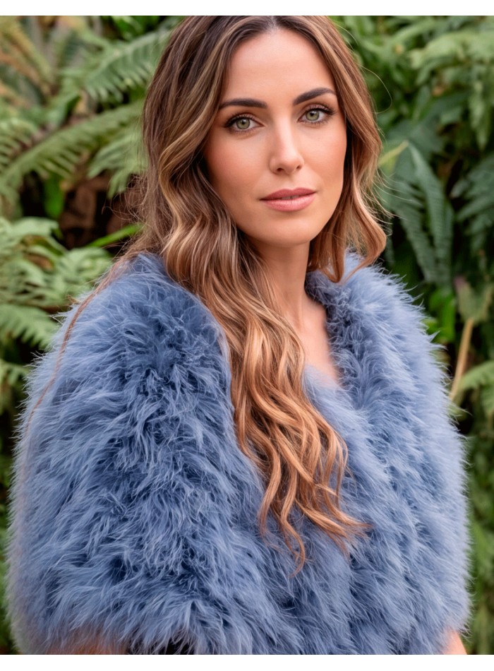 estola azul denim de plumas teñida a mano pensada para quienes buscan un complemento especial
