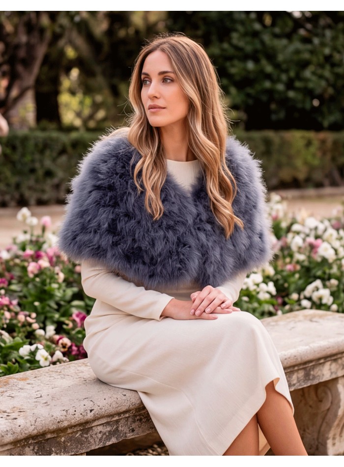 Estola de plumas en gris oscuro, una tonalidad sofisticada y atemporal perfecta para aportar textura