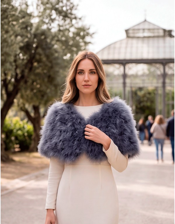 estola de plumas gris oscuro es una pieza sofisticada y especialmente versátil para completar estilismos de otoño e invierno 2