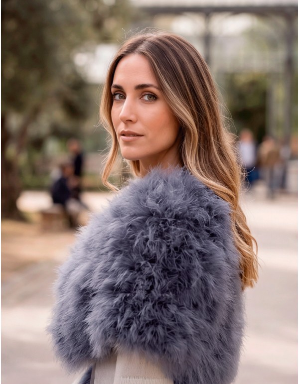 estola de plumas gris oscuro es una pieza sofisticada y especialmente versátil para completar estilismos de otoño e invierno