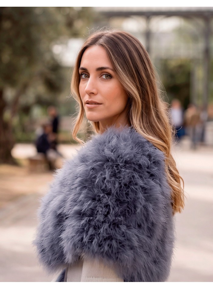 estola de plumas gris oscuro es una pieza sofisticada y especialmente versátil para completar estilismos de otoño e invierno