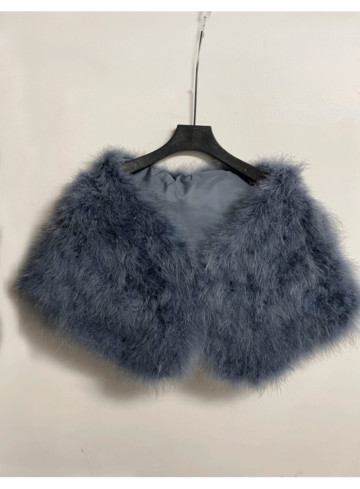 Étole en plumes gris foncé, teinte à la main de manière artisanale