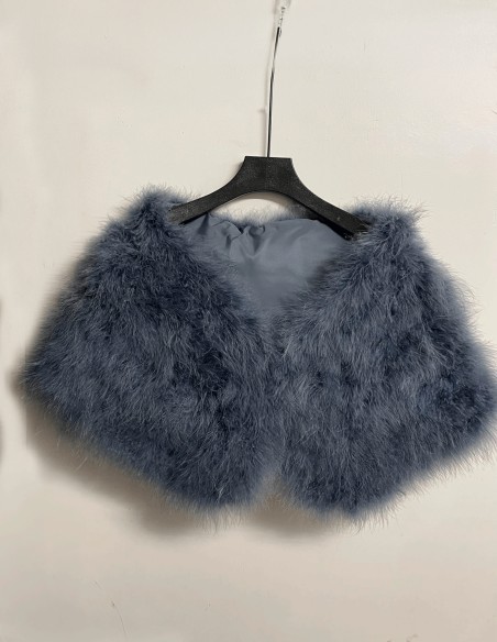 Étole en plumes gris foncé, teinte à la main de manière artisanale