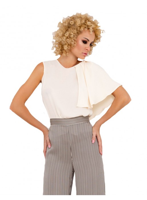 Party blouse with ruffle detail on the shoulder at INVITADISIMA