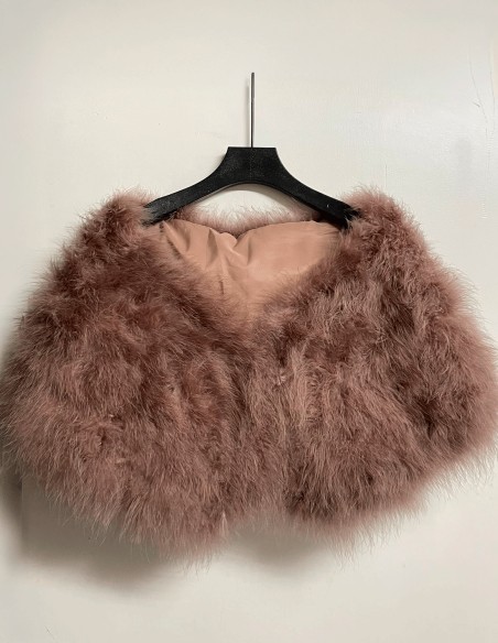Feather stole in dark makeup pink,