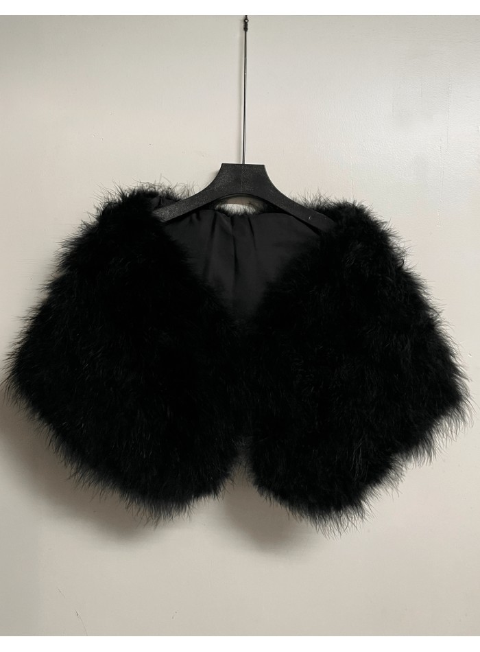 Étole en plumes noire, sophistiquée, intemporelle et particulièrement polyvalente.