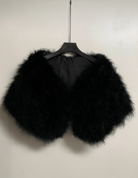 Étole en plumes noire, sophistiquée, intemporelle et particulièrement polyvalente.