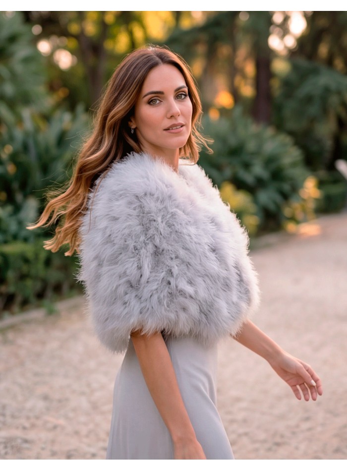 étole en plumes gris clair