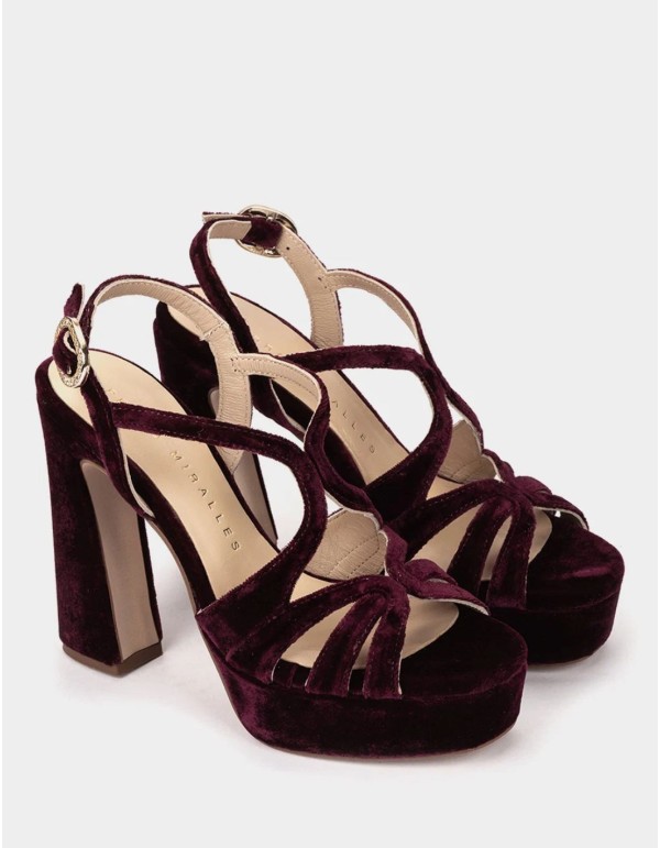 Sandales en velours rouge avec boucle ornée de strass
