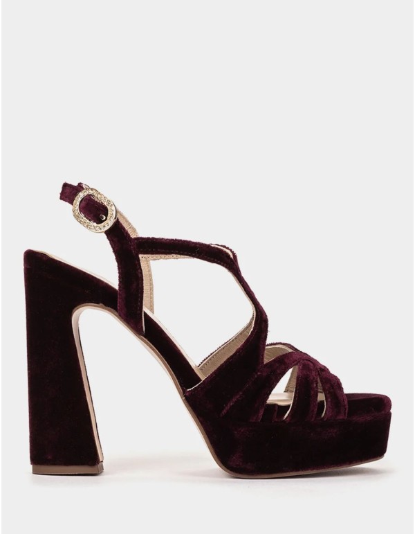 Sandales en velours rouge avec boucle ornée de strass 2