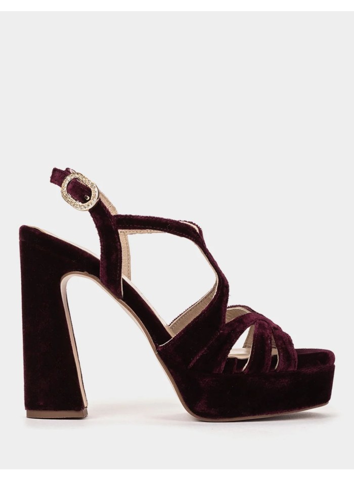 Sandales en velours rouge avec boucle ornée de...