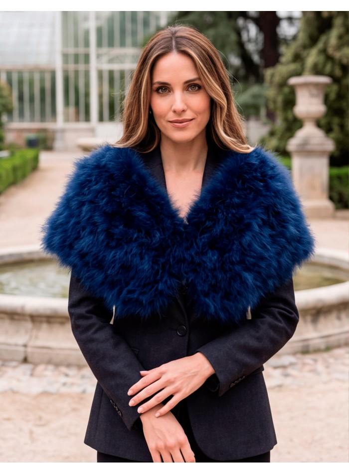 Estola de plumas en azul marino, una tonalidad profunda, elegante y atemporal