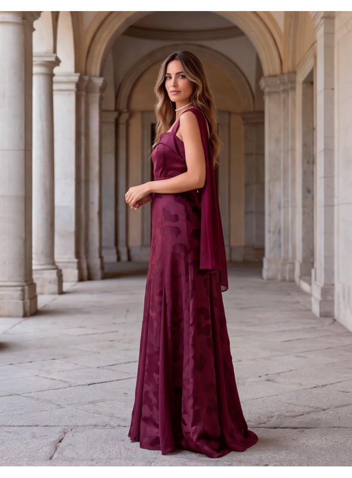 Vestido largo burdeos de jacquard floral con foulard