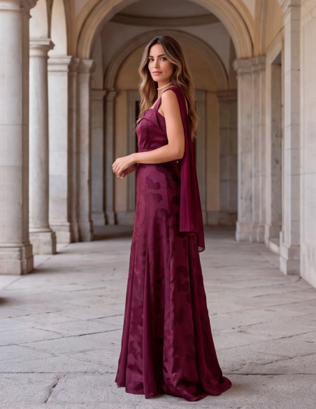 Vestido largo burdeos de jacquard floral con foulard