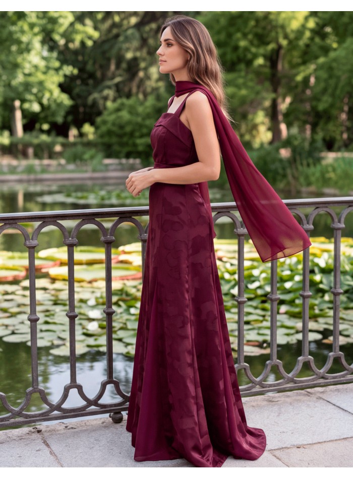 Vestido largo color vino con jacquard floral y falda de gasa con movimiento