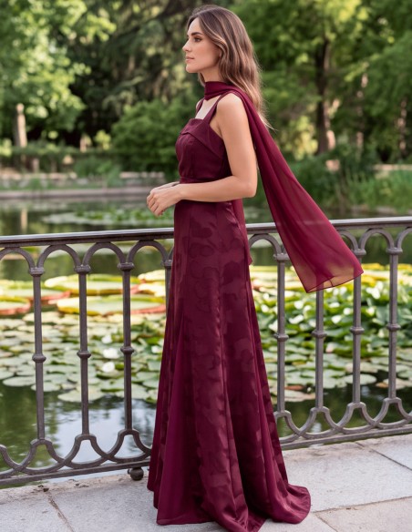 Vestido largo color vino con jacquard floral y falda de gasa con movimiento