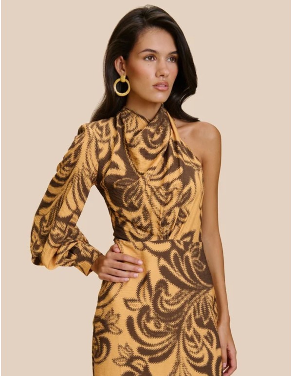 Vestido largo estampado mostaza con escote halter asimétrico 2