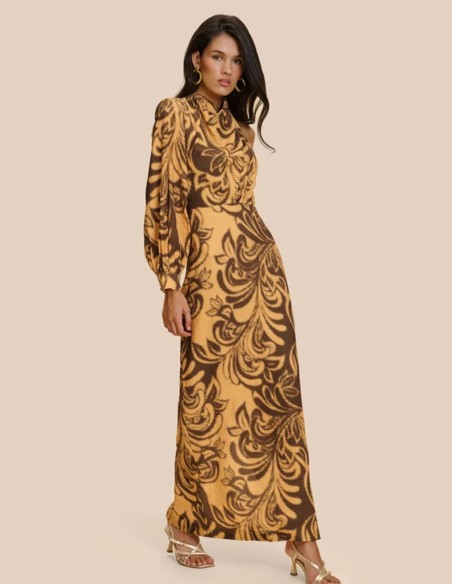 Vestido largo estampado con escote halter asimétrico