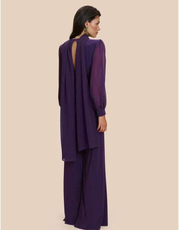 Mono morado con escote en pico de manga larga con chal integrado 2