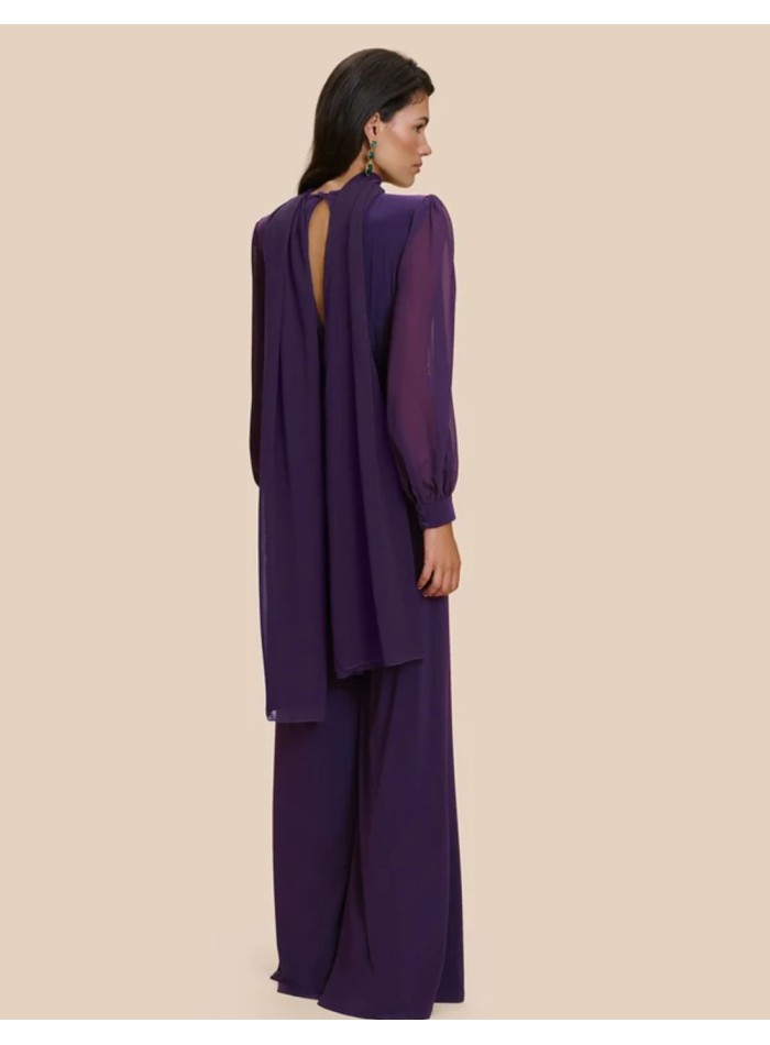 Mono morado con escote en pico de manga larga