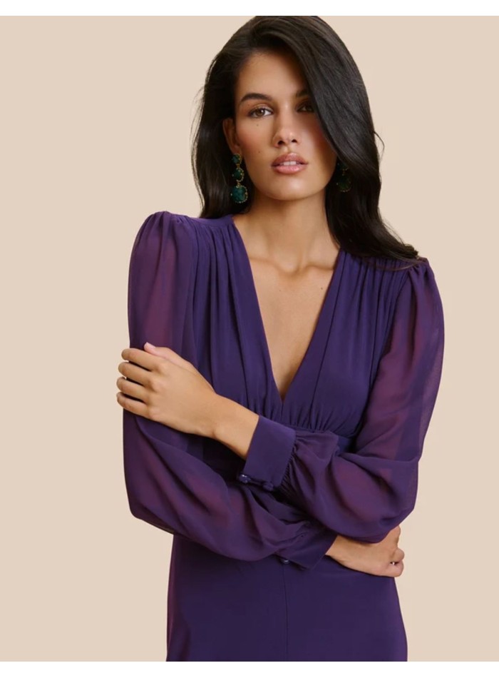 Mono morado con escote en pico de manga larga semitransparente