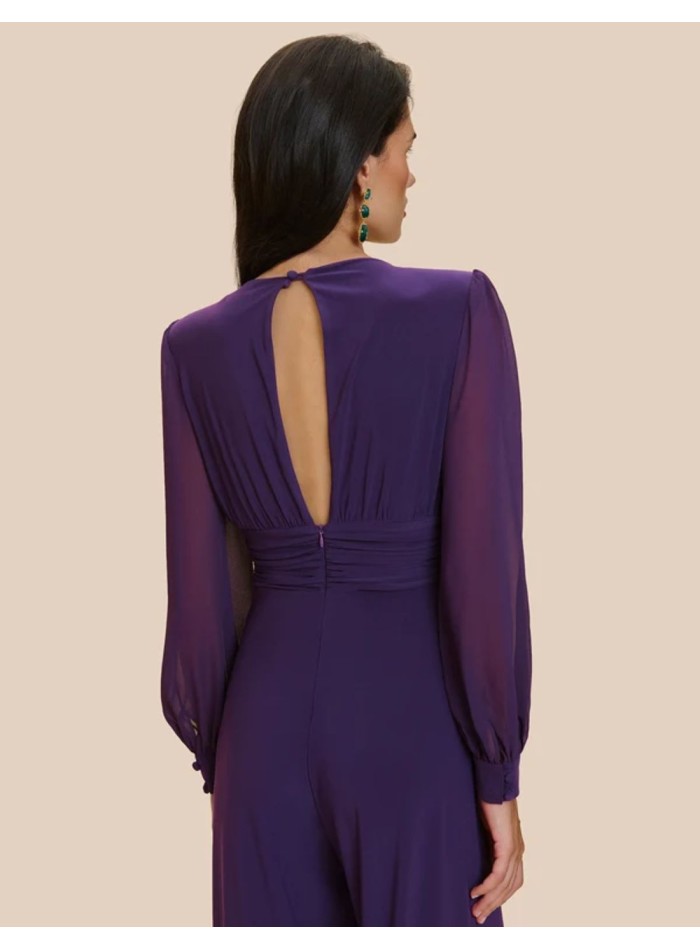 Mono morado con escote en pico y espalda semidescubierta