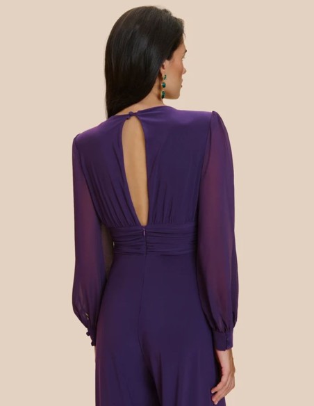 Mono morado con escote en pico y espalda semidescubierta