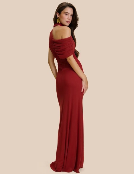 Vestido largo de invitada con silueta sirena y escote asimétrico