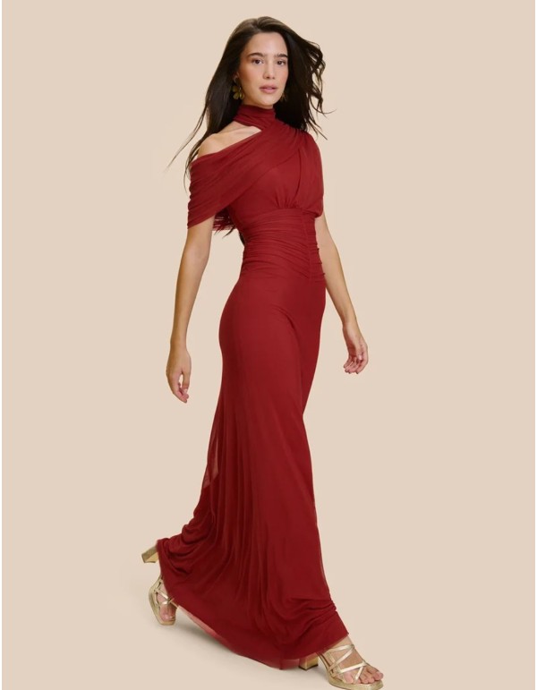Vestido largo de invitada con silueta sirena y escote asimétrico para boda 2