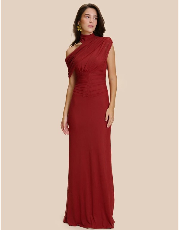 Vestido largo de invitada con silueta sirena y escote asimétrico para boda