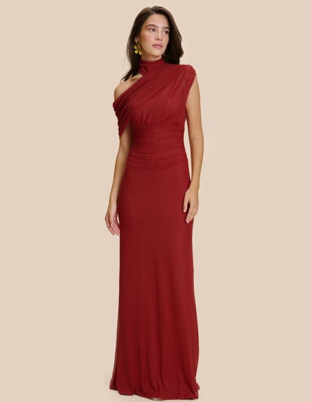 Vestido largo de invitada con silueta sirena y escote asimétrico para boda