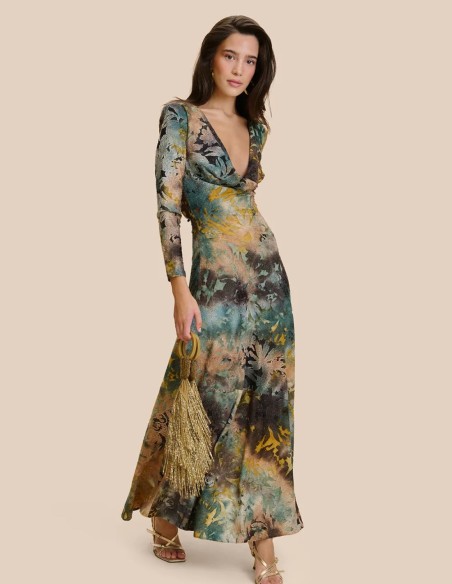 Vestido largo estampado en tonos verdes con escote delantero drapeado