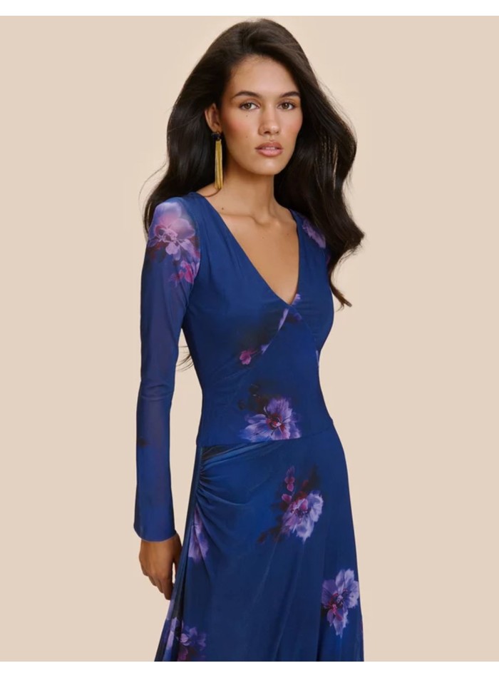Vestido largo azul estampado con escote en pico