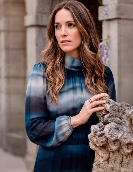 Robe midi à manches longues, ornée d’un imprimé abstrait dans des tons sombres et d’une jupe à volants