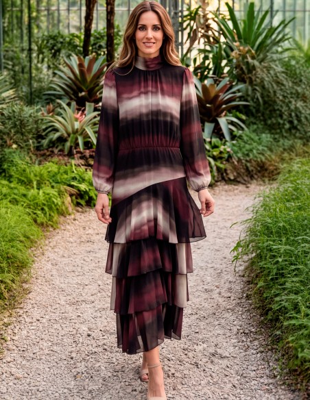 Robe midi à manches longues, ornée d’un imprimé abstrait dans des tons grenat et dotée d’une jupe à volants échelonnés