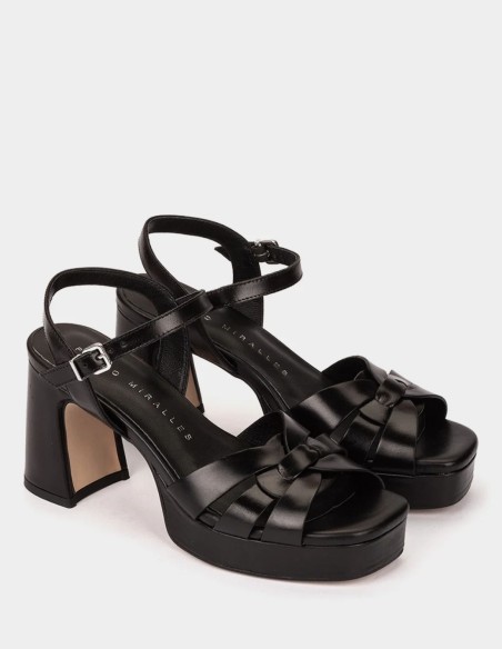 Sandalias negras de tacón de piel