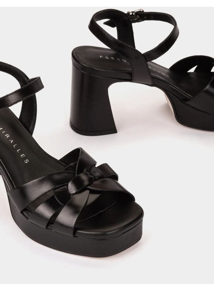 Sandalias negras de tacón de piel estilo elegante