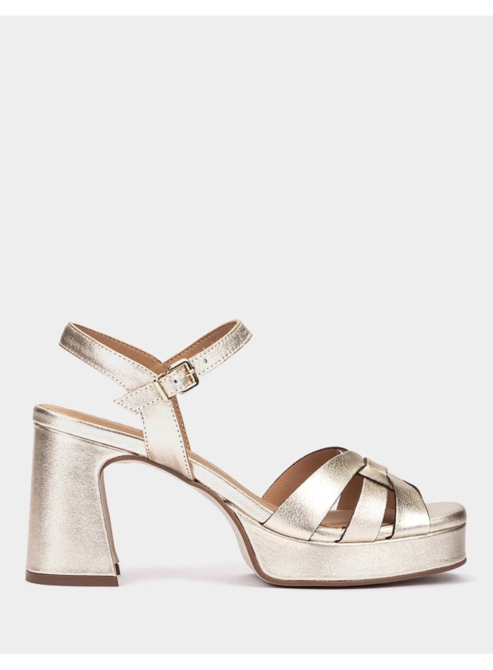Wide-heeled sandals in platinum metallic leather