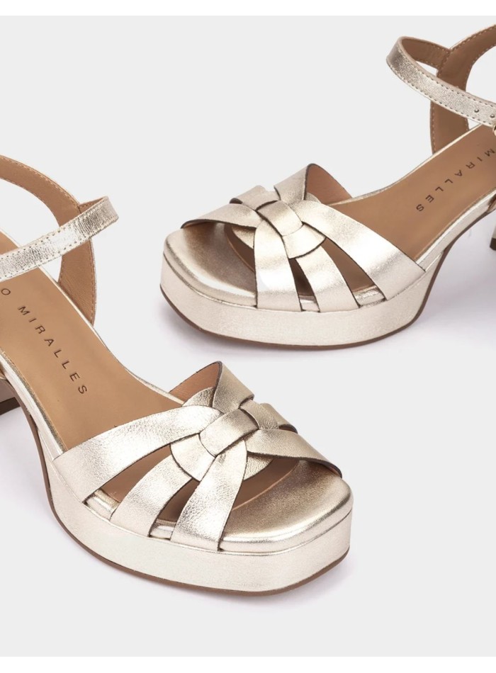 Wide-heeled sandals in platinum metallic leather
