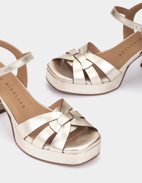 Sandalias de tacón ancho en piel metalizada platino estilo elegante