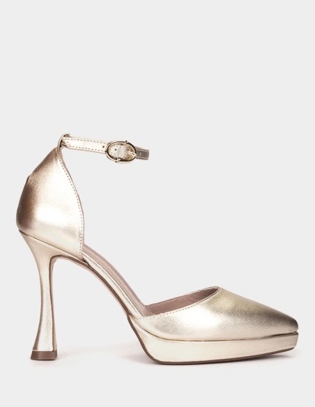 Pointed-toe platform heels