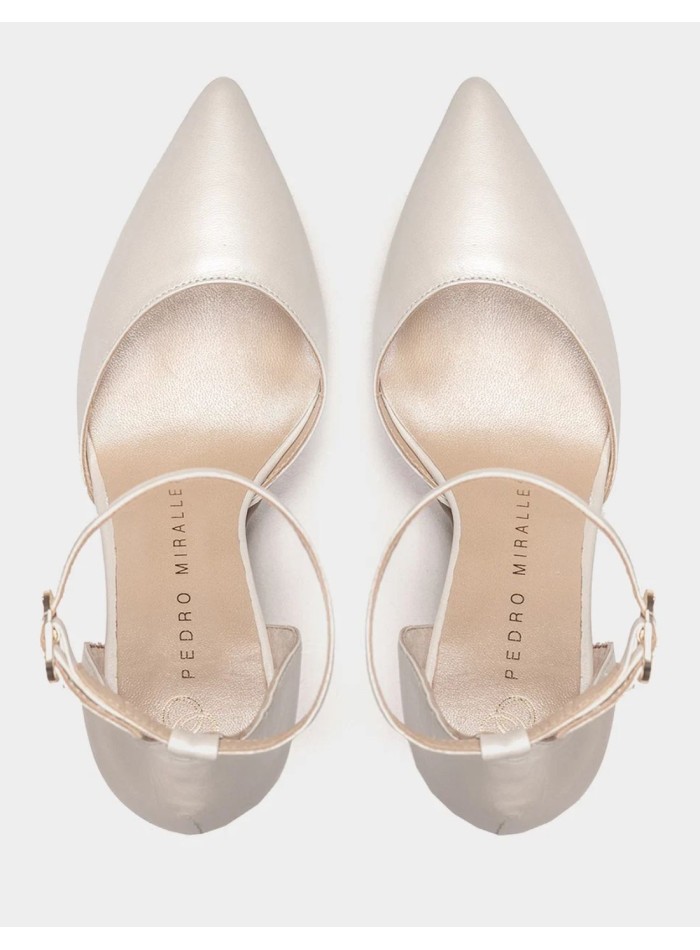 Pointed-toe platform heels